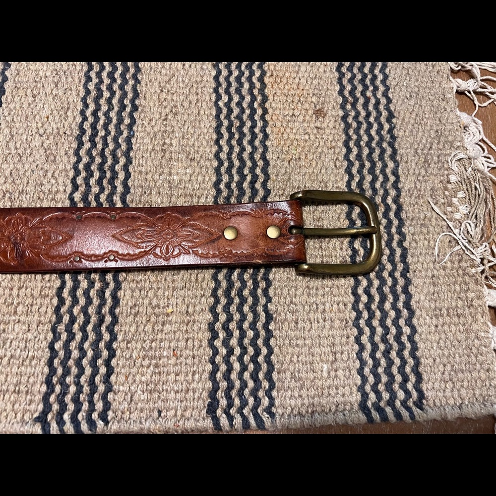 VINTAGE WOMAN’S TOOKED LEATHER BELT 32
